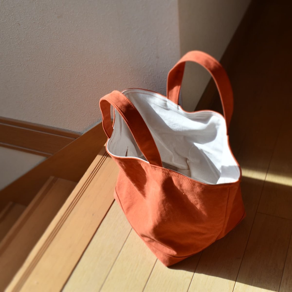 オレンジ色のトートバック | shirokumakabans