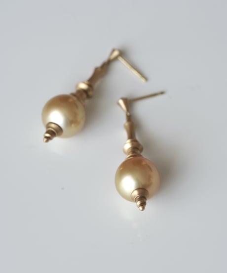 One of a kind / Spindle series studs in South pearl - champagne gold ＜K18YG＞
