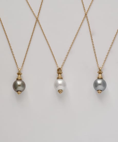 One of a kind / Spindle series longchain pendant in South sea pearl - gray ＜K18YG＞