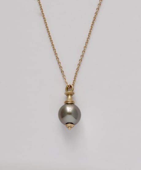One of a kind / Spindle series longchain pendant in South sea pearl - gray ＜K18YG＞