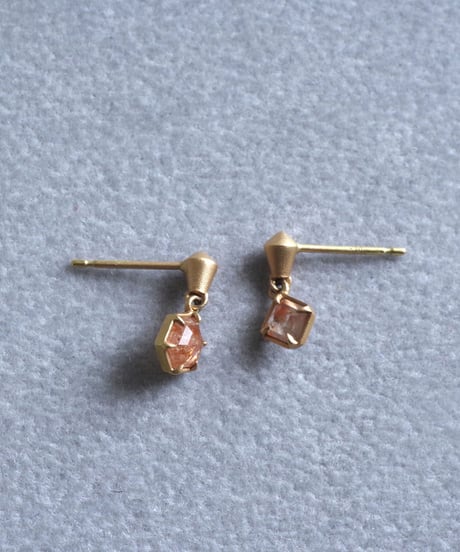 One of a kind / Diamond Asymmetry  stud pierces - Pink ＜K18YG＞