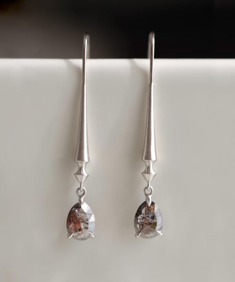 One of a kind / Diamond  Hook pierces - Black/Red ＜Pt900＞