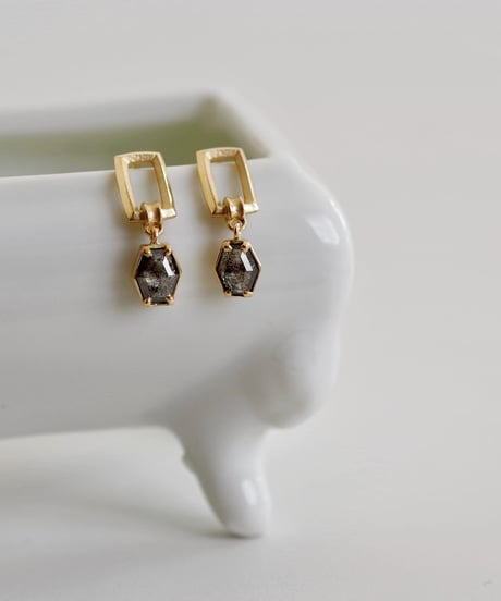 One of a kind / Bit diamond stud pierces - Black ＜K18YG＞-SP517CYG