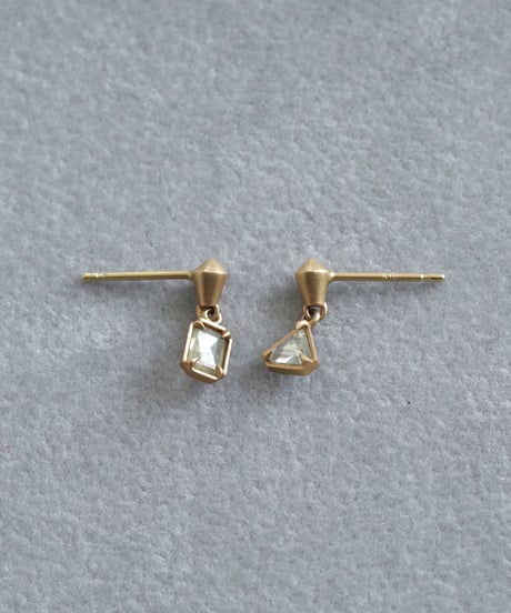 One of a kind / Diamond Asymmetry  stud pierces - White ＜K18YG＞