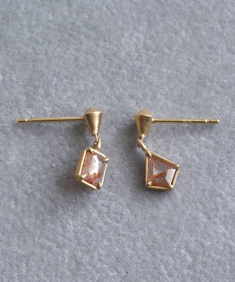 One of a kind / Diamond Asymmetry  stud pierces - Red ＜K18YG＞
