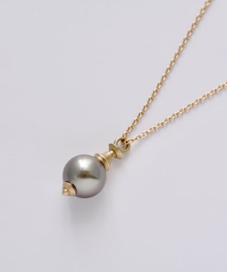 One of a kind / Spindle series longchain pendant in South sea pearl - gray ＜K18YG＞