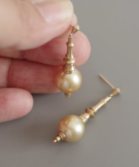 One of a kind / Spindle series studs in South pearl - champagne gold ＜K18YG＞