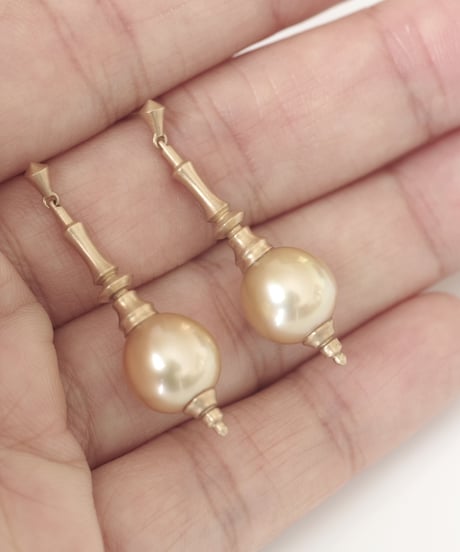One of a kind / Spindle series studs in South pearl - champagne gold ＜K18YG＞