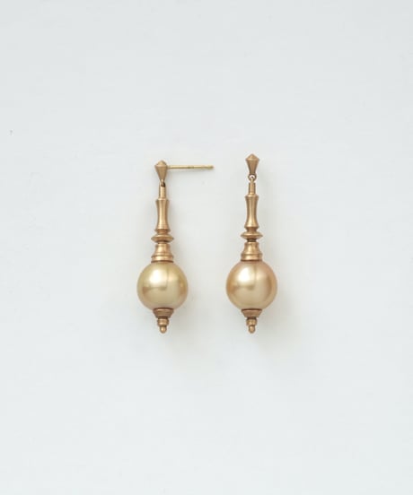 One of a kind / Spindle series studs in South pearl - champagne gold ＜K18YG＞