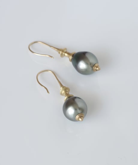 One of a kind / Spindle series Hook in South sea pearl - Peacock ＜K18YG＞