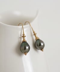 One of a kind / Spindle series Hook in South sea pearl - Peacock ＜K18YG＞