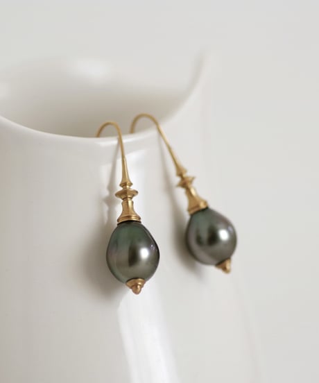 One of a kind / Spindle series Hook in South sea pearl - Peacock ＜K18YG＞