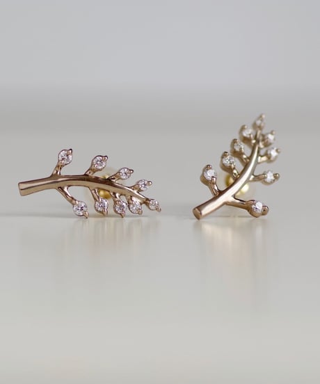 Plants diamond stud pierces ＜K18WG＞