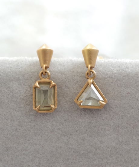 One of a kind / Diamond Asymmetry  stud pierces - White ＜K18YG＞