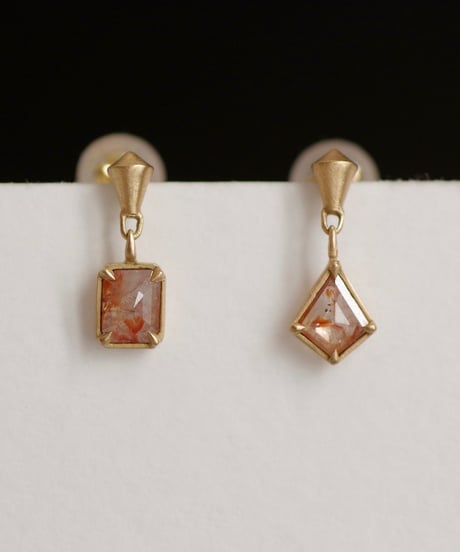 One of a kind / Diamond Asymmetry  stud pierces - Red ＜K18YG＞