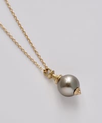 One of a kind / Spindle series longchain pendant in South sea pearl - gray ＜K18YG＞