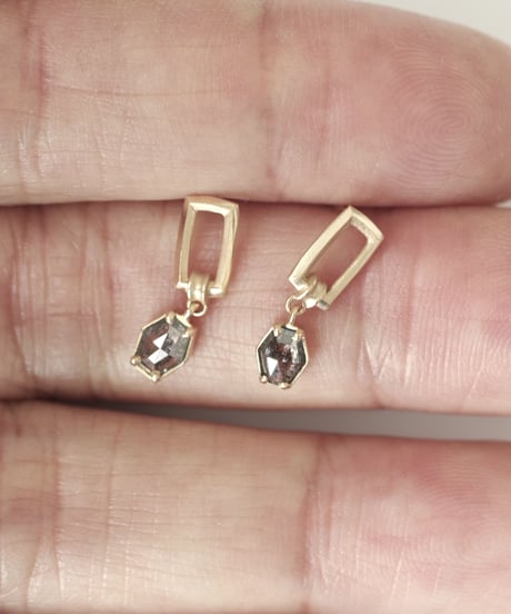 One of a kind / Bit diamond stud pierces - Black ＜K18YG＞-SP517CYG