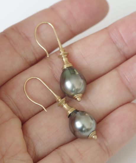 One of a kind / Spindle series Hook in South sea pearl - Peacock ＜K18YG＞