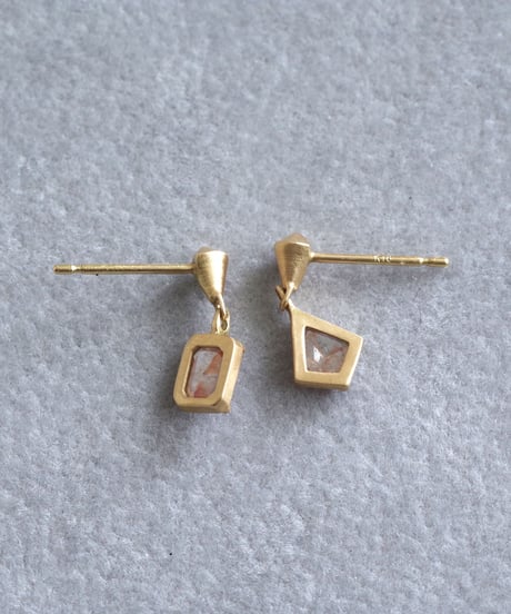 One of a kind / Diamond Asymmetry  stud pierces - Red ＜K18YG＞