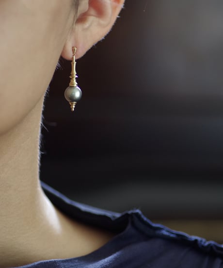 One of a kind / Spindle series studs in South pearl - champagne gold ＜K18YG＞