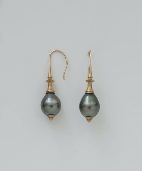 One of a kind / Spindle series Hook in South sea pearl - Peacock ＜K18YG＞