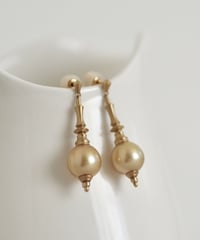 One of a kind / Spindle series studs in South pearl - champagne gold ＜K18YG＞
