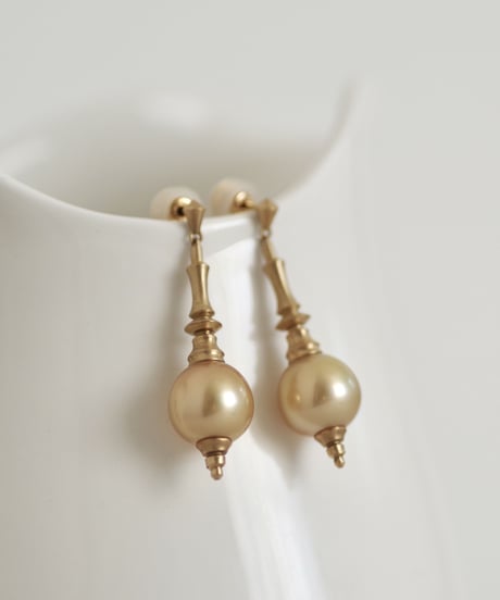 One of a kind / Spindle series studs in South pearl - champagne gold ＜K18YG＞
