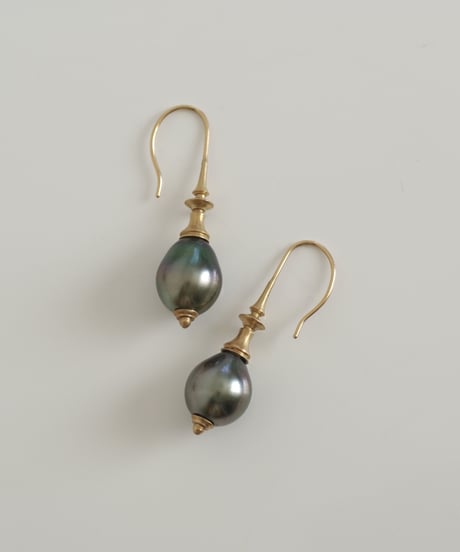 One of a kind / Spindle series Hook in South sea pearl - Peacock ＜K18YG＞