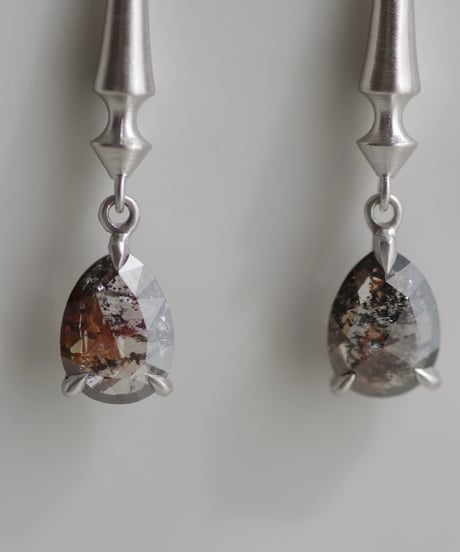 One of a kind / Diamond  Hook pierces - Black/Red ＜Pt900＞