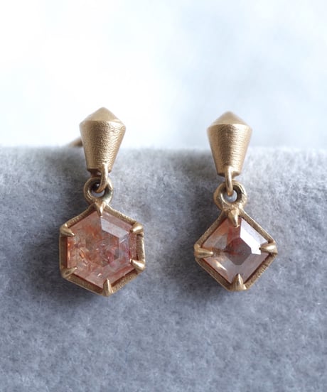 One of a kind / Diamond Asymmetry  stud pierces - Pink ＜K18YG＞