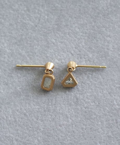 One of a kind / Diamond Asymmetry  stud pierces - White ＜K18YG＞
