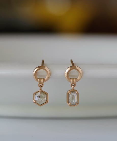 One of a kind / Diamond Asymmetry  stud pierces - White ＜K18YG＞