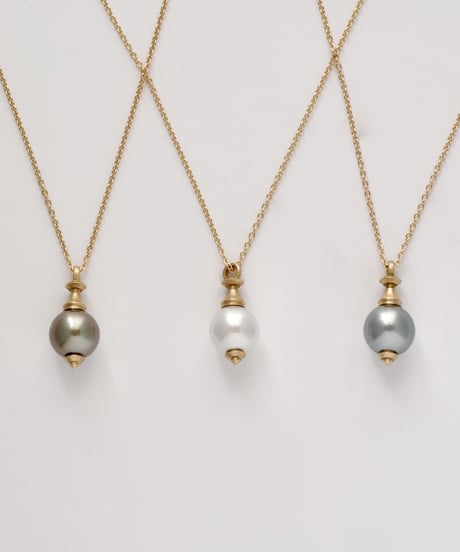 One of a kind / Spindle series longchain pendant in Akoya pearl - White ＜K18YG＞