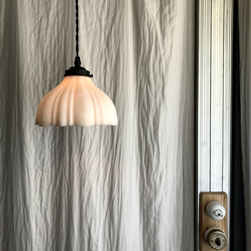 放射状模様の金属製ペンダント 放射状模様の金属製ペンダント