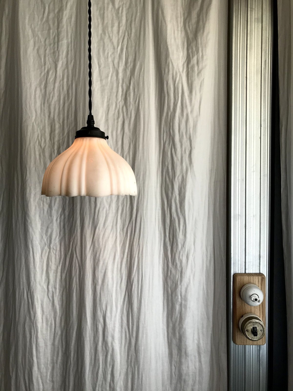 縞模様プレスガラスのペンダント照明 | in;E