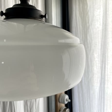乳白傘のペンダント照明