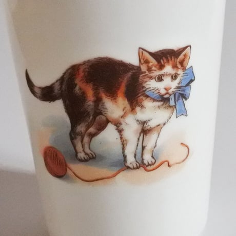MM378B ヴィンテージミルクガラスコップ　猫（玉あそび、ブルーリボン）