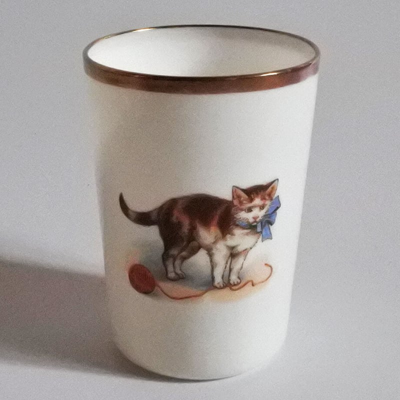 1950年代 ミルクガラス　猫モチーフプレート MM378B ヴィンテージミルクガラスコップ 猫（玉あそび、ブルーリボン