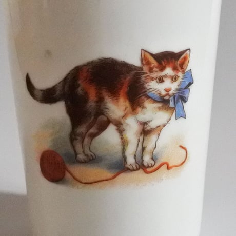 MM378B ヴィンテージミルクガラスコップ　猫（玉あそび、ブルーリボン）