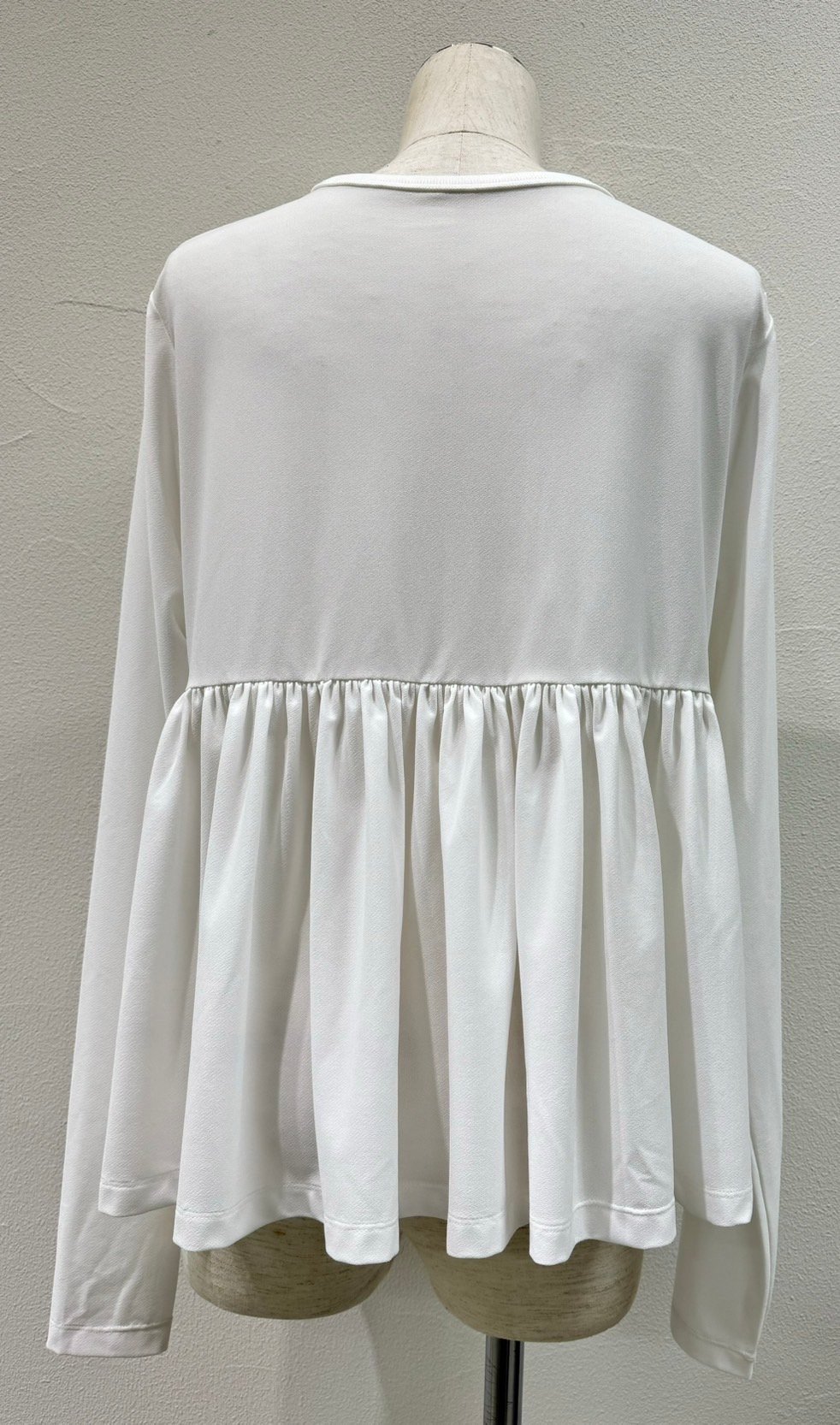 CYAN Tokyo バックギャザーPUジョーゼットTOPS(510300) | diamon