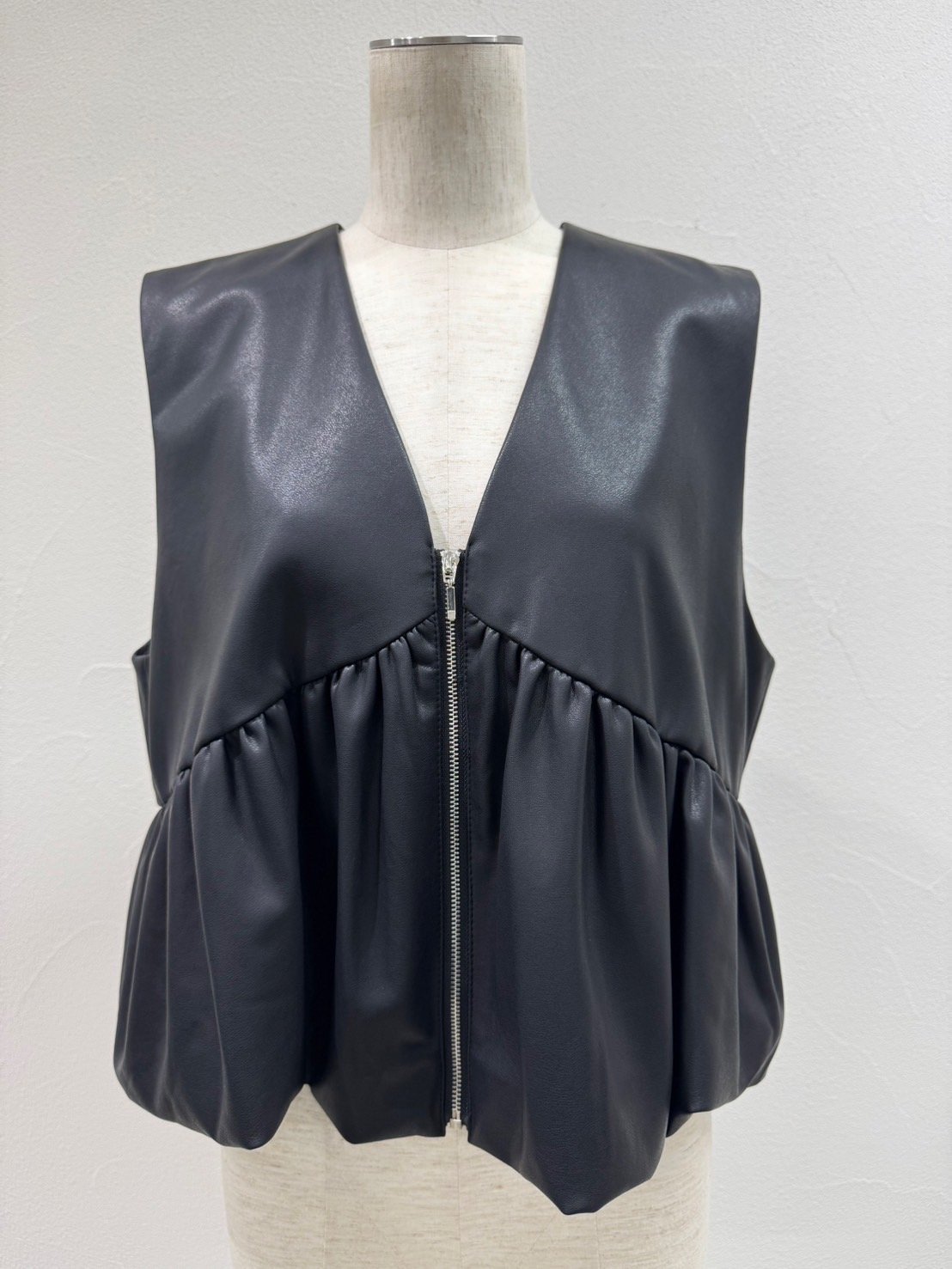 CYAN TOKYO ヴｨーガンレザーバルーンギャザーベスト（504374） | diamo