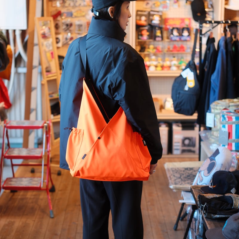 ほぼ未使用 never wasted NW+U2 BIG GRID black fit=scale-down,w=1200