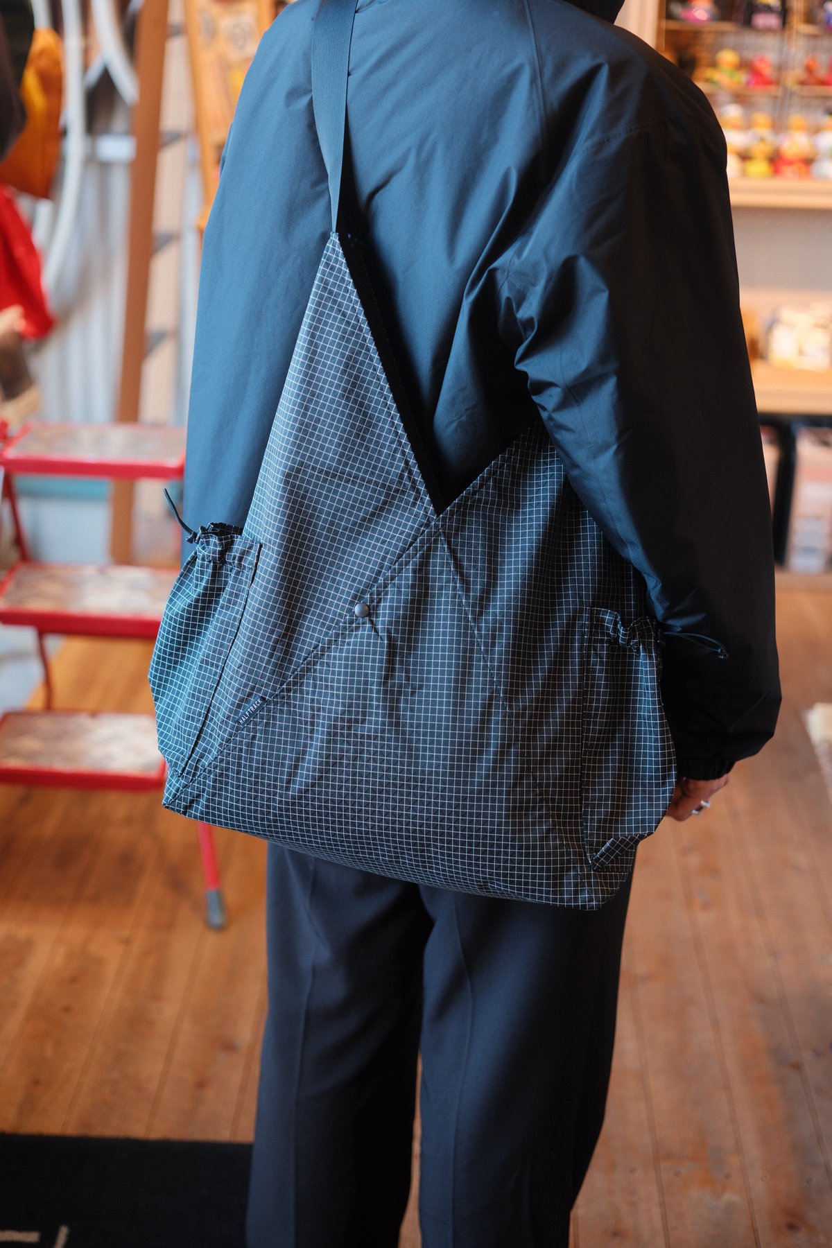 ほぼ未使用 never wasted NW+U2 BIG GRID black fit=scale-down,w=1200