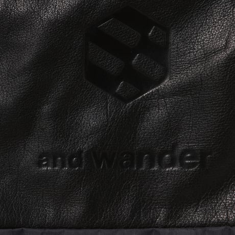 <and wander×handson grip> leather pocket sacoche