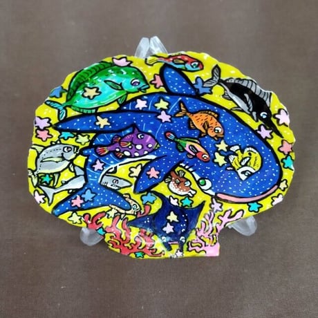 貝殻アート「ジンベイザメと海の仲間たち」（スタンド付き）／貝殻絵画