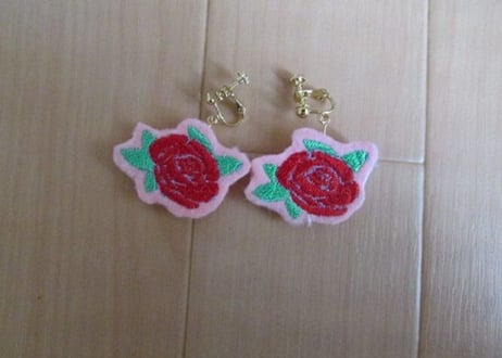 刺繍イヤリングとピアス　シリコン樹脂キャッチ下向き防止交換出来ます。