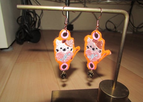 刺繍イヤリングとピアス　シリコン樹脂キャッチ下向き防止交換出来ます。