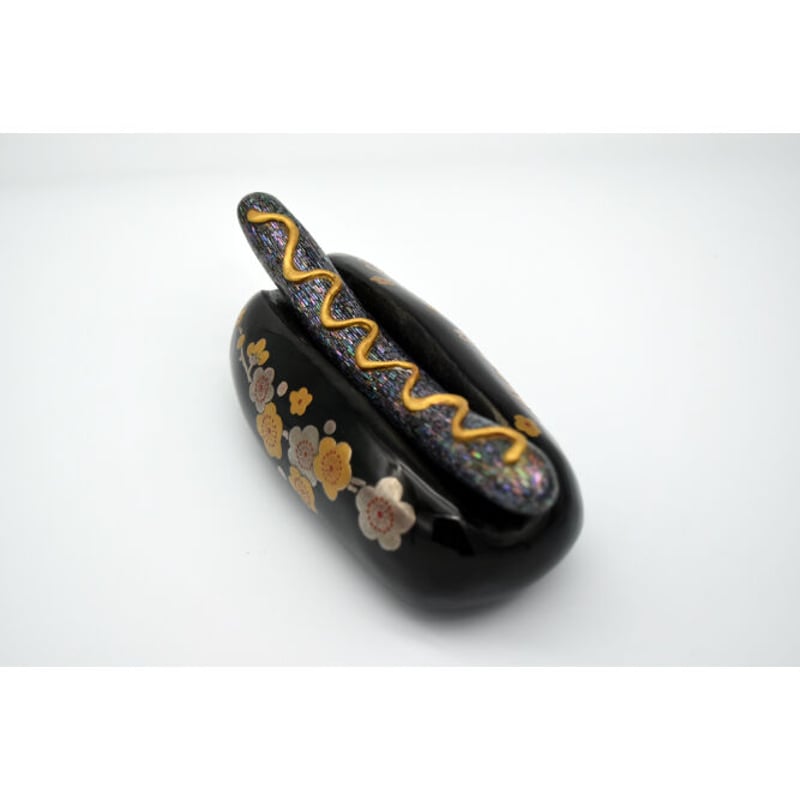 佐野暁 THE FOODS；HOTDOG 乾漆、螺鈿、金粉、錫粉 8×18×8（㎝） | CO