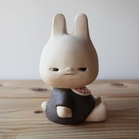 太田夏紀 「白うさぎ」陶土 17x11x9（cm）