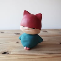 太田夏紀 「HELMET_little_cat」陶土 17.5x7x13（cm）